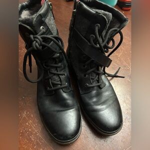 Woman’s Ugg black leather combat moto size 8 ankle boots wool lining Chelsea